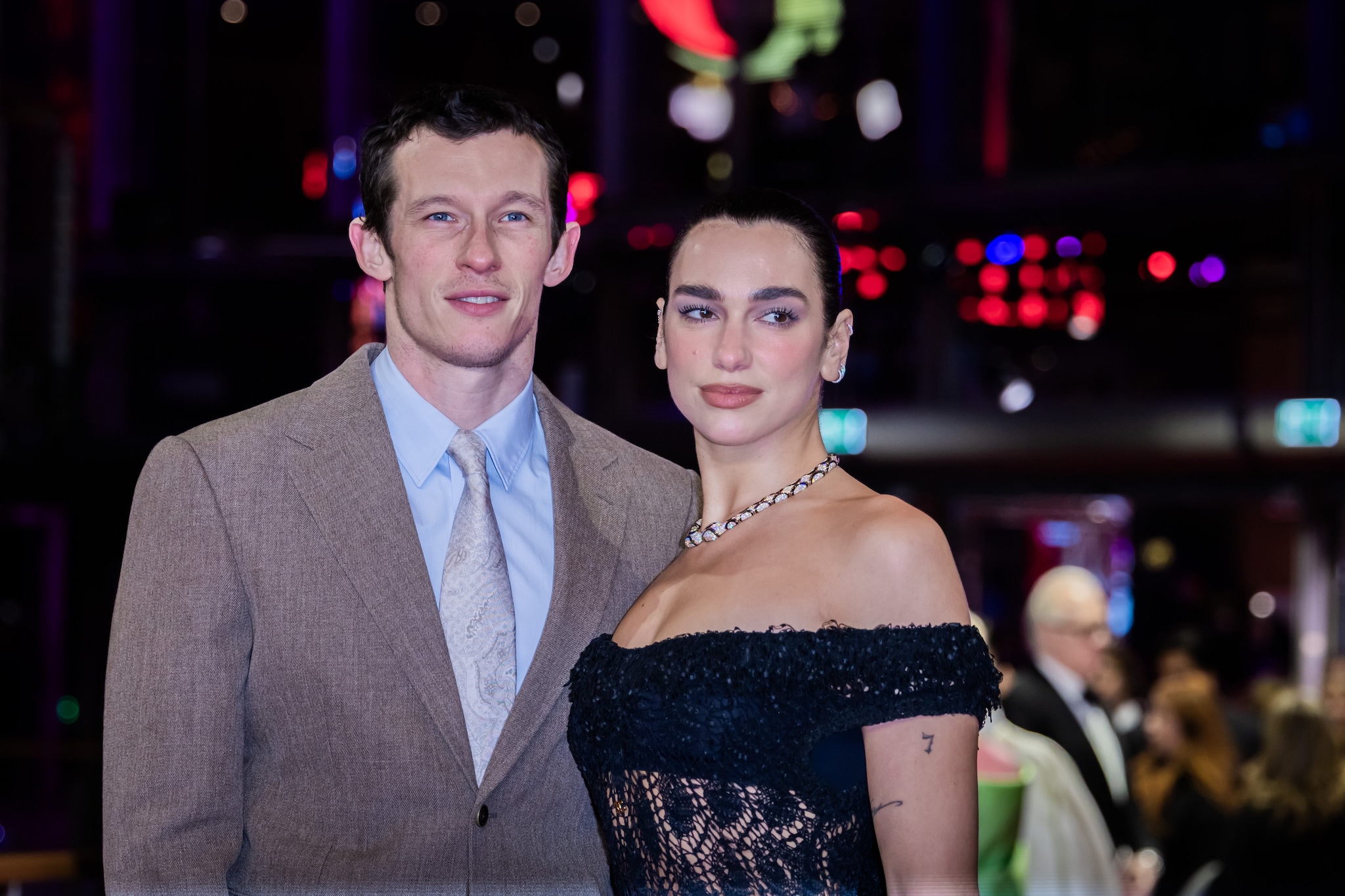 Dua Lip e Callum Turner si sono sposati, il rito civile a Londra prima dei festeggiamenti in Sicilia