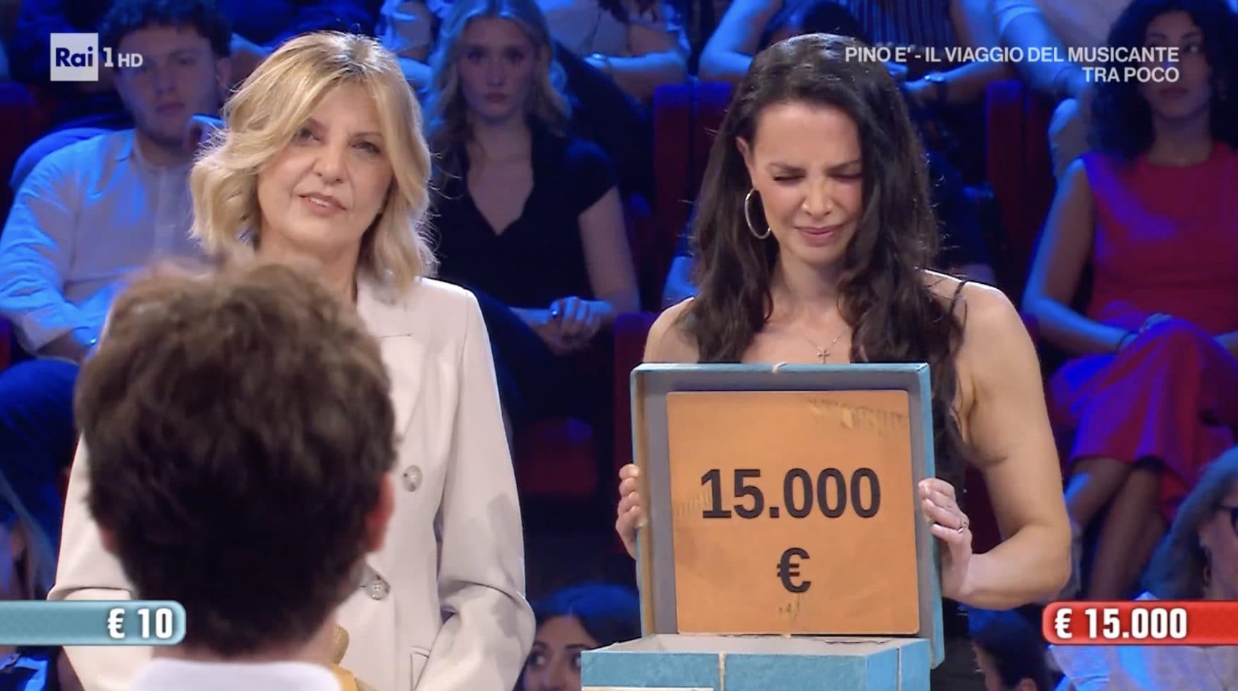 Elena scopre di avere 15mila euro nel suo pacco