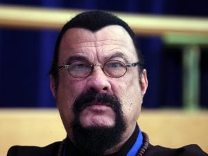 Steven Seagal riappare a San Pietroburgo dopo nove mesi: il rapporto d’amicizia con Putin