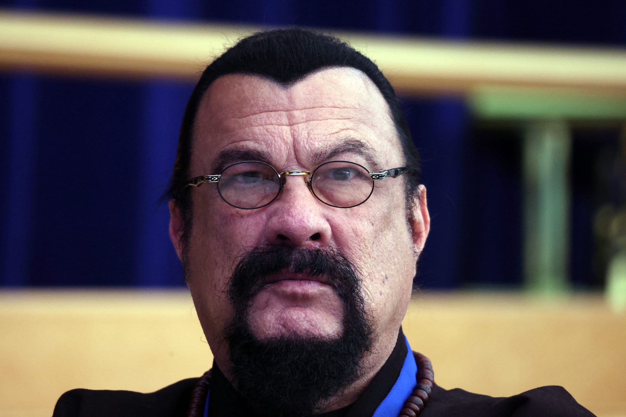 Steven Seagal riappare a San Pietroburgo dopo nove mesi: il rapporto d'amicizia con Putin