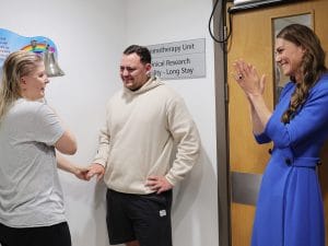 Kate Middleton abbraccia una madre che ha finito la chemio: “So quanto è duro anche per i familiari”