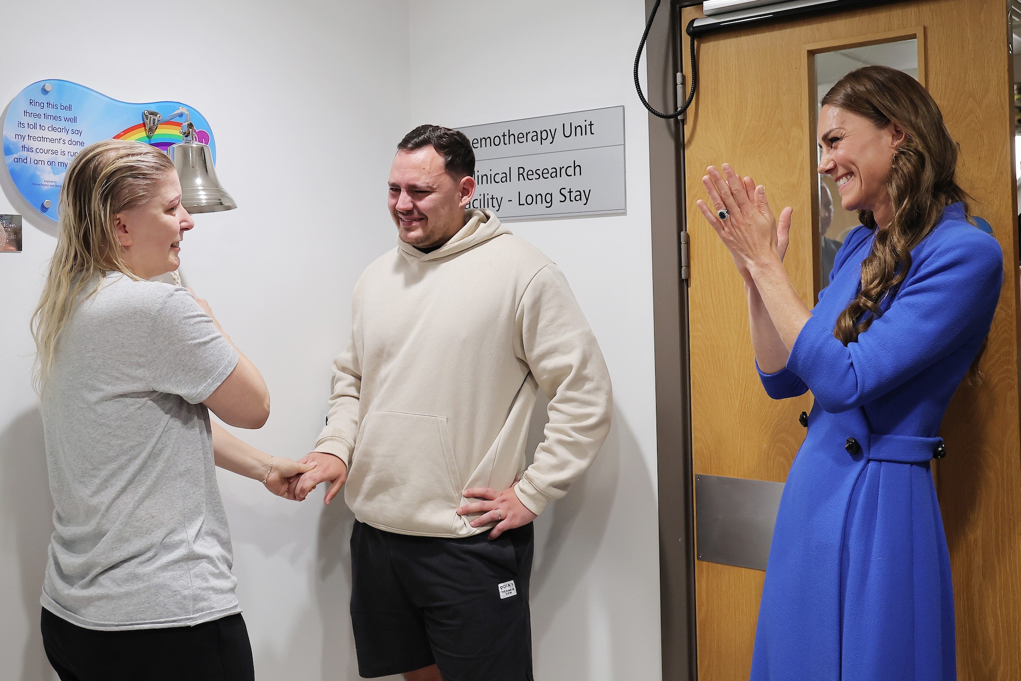 Kate Middleton abbraccia una madre che ha finito la chemio: "So quanto è duro anche per i familiari"