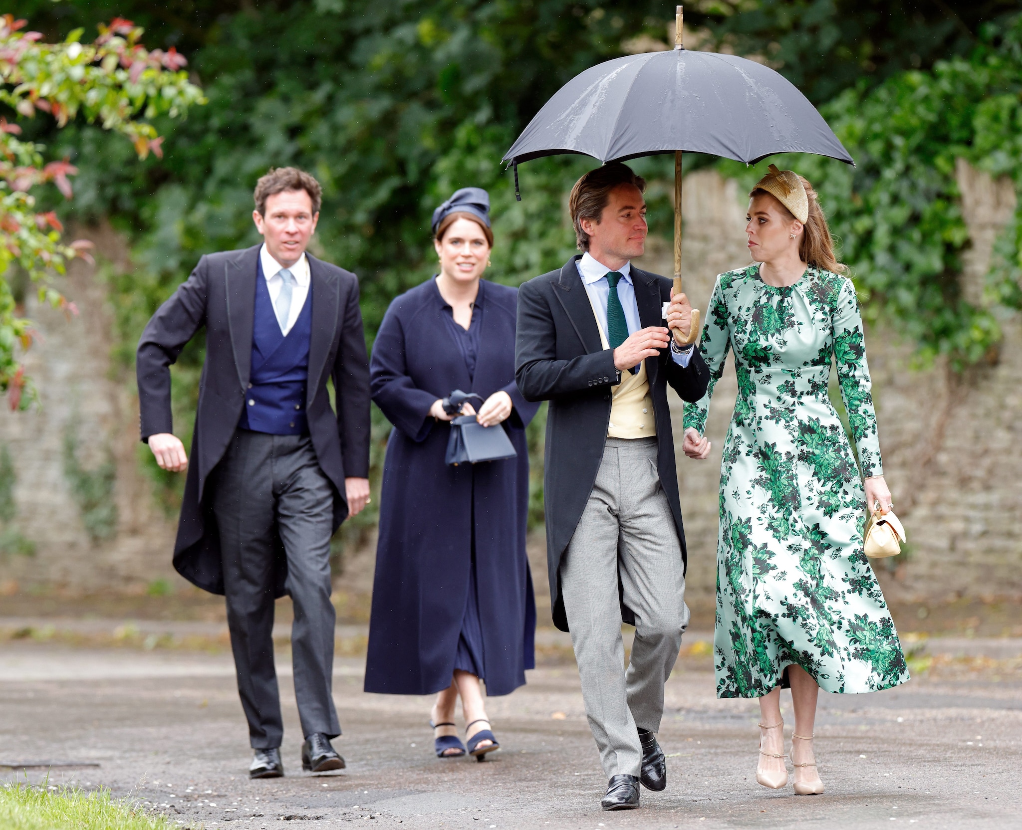 Le principesse Eugenie e Beatrice di York accompagnate dai mariti