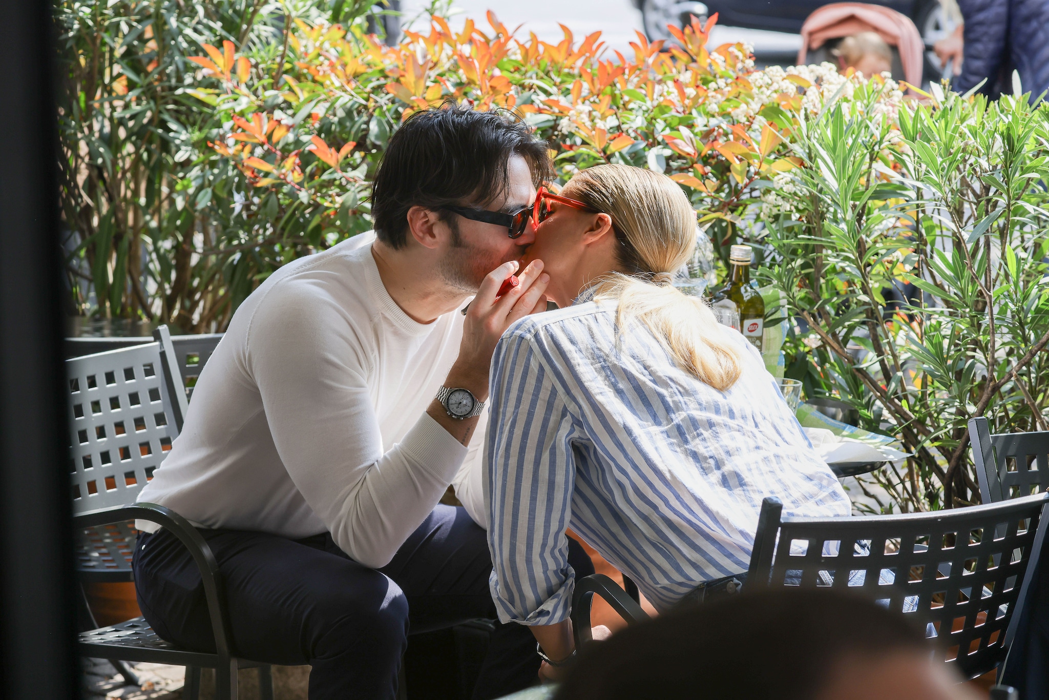 Michelle Hunziker e Giulio Berruti beccati insieme a Ostia, gli scatti al mare: "Passione rovente"