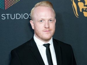 È morto Owain Rhys Davies di Twin Peaks, aveva 44 anni: “Restano domande sulla sua scomparsa”