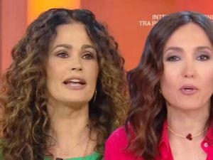 Scontro televisivo tra Karin Trentini e Caterina Balivo sulla maternità tardiva