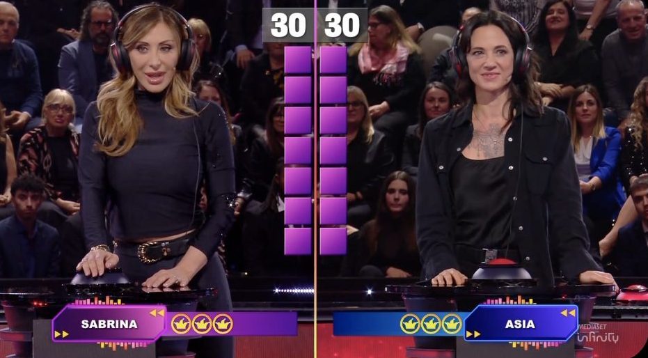 Tensione a Sarabanda Celebrity tra Asia Argento e Sabrina Salerno, Enrico Papi interviene: "Ora calmatevi"
