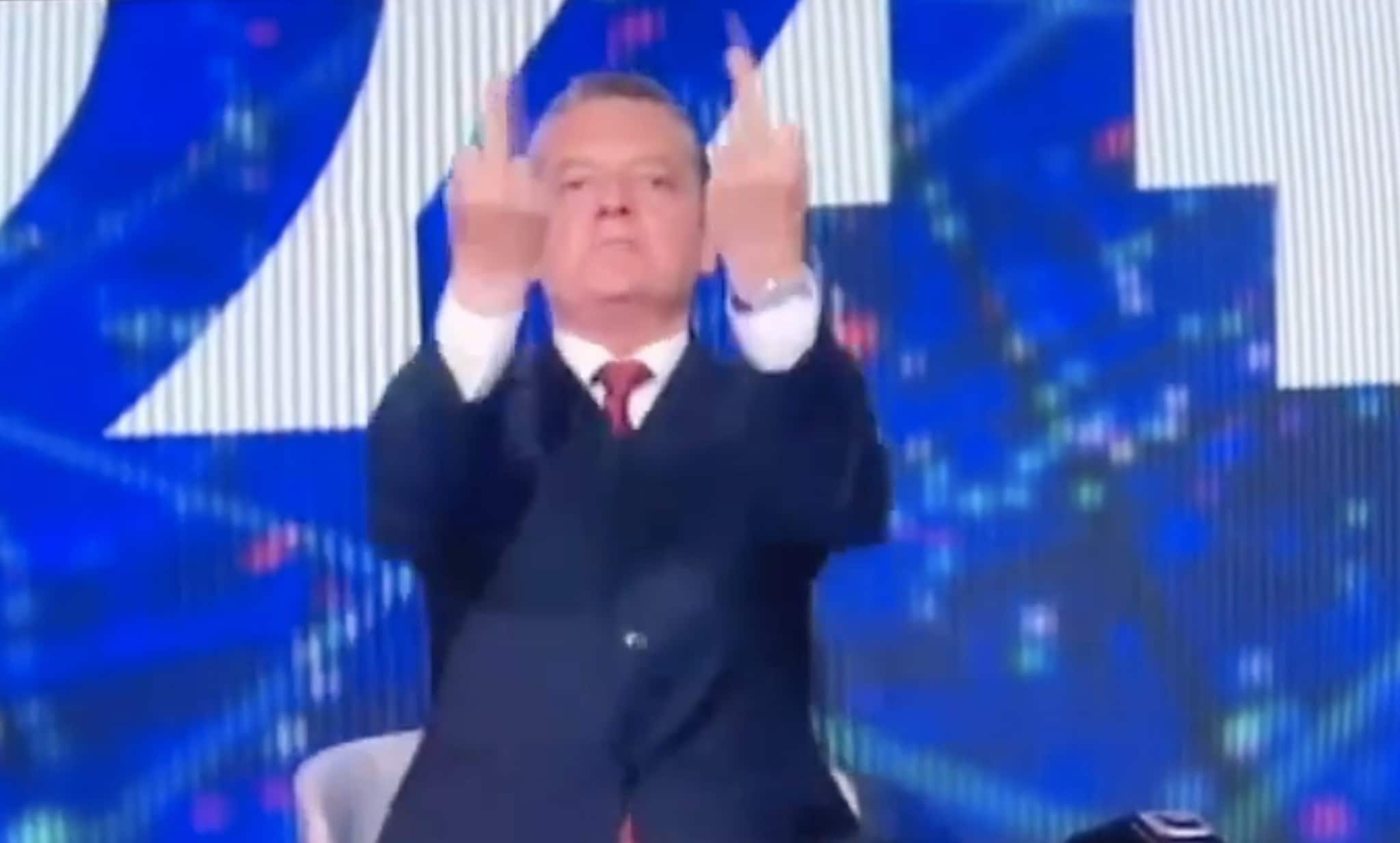 Alessandro Baracchini di RaiNews si infuria in diretta, crede di essere fuori onda e fa il dito medio