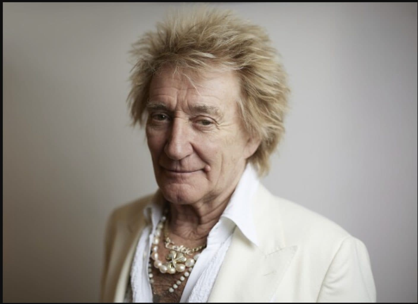 Paura sul palco per Rod Stewart, soccorso con l'ossigeno durante un live: "Ho rischiato di svenire"