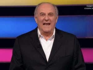 Gerry Scotti omaggia Pieraccioni alla Ruota della Fortuna: “Da 30 anni appena parte questa canzone non si può fare altro che ballare”