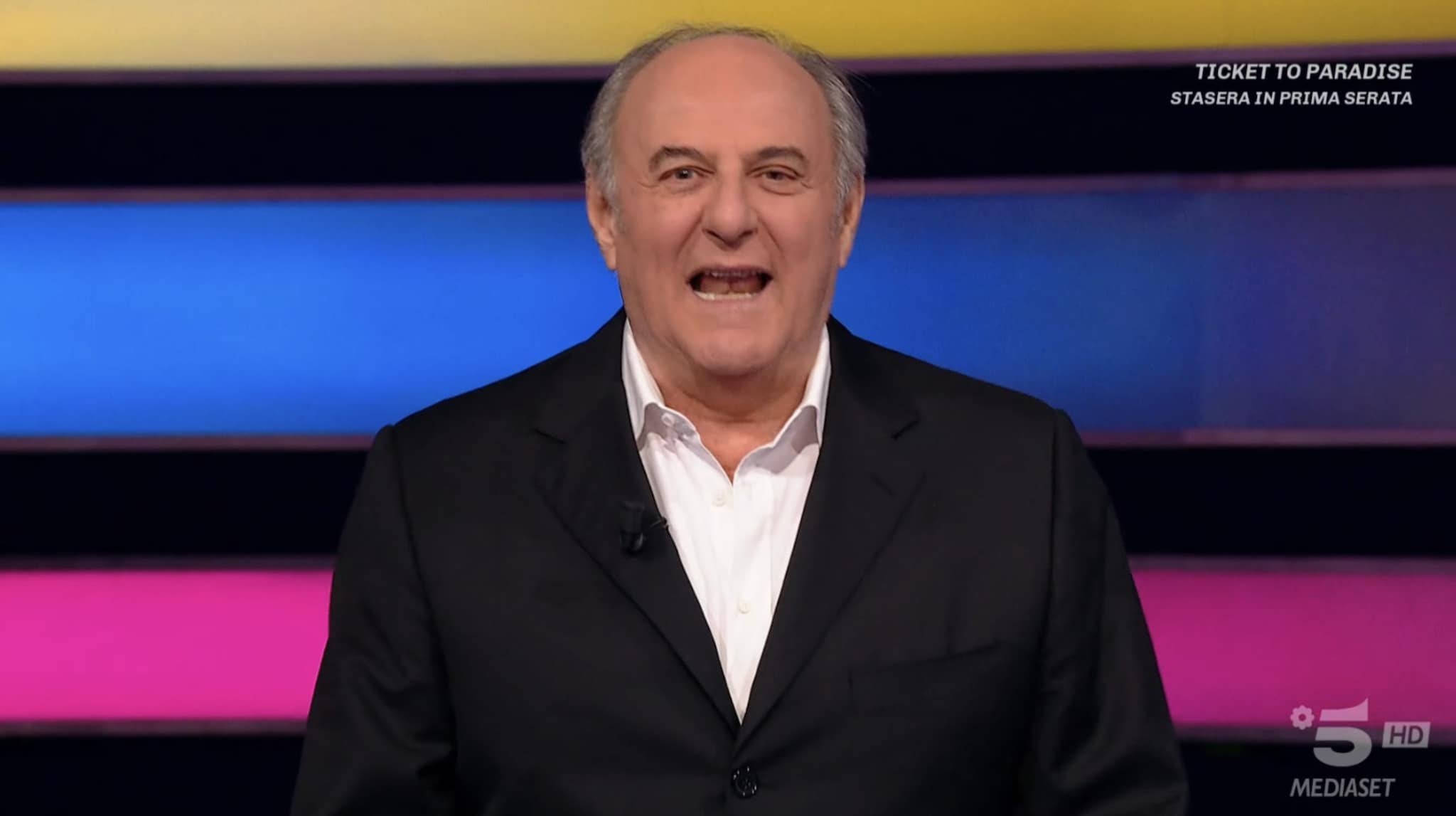 Gerry Scotti omaggia Pieraccioni alla Ruota della Fortuna: "Da 30 anni appena parte questa canzone non si può fare altro che ballare"