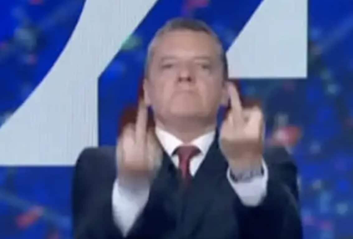 Alessandro Baracchini sospeso dalla conduzione di RaiNews24 dopo il caso del dito medio