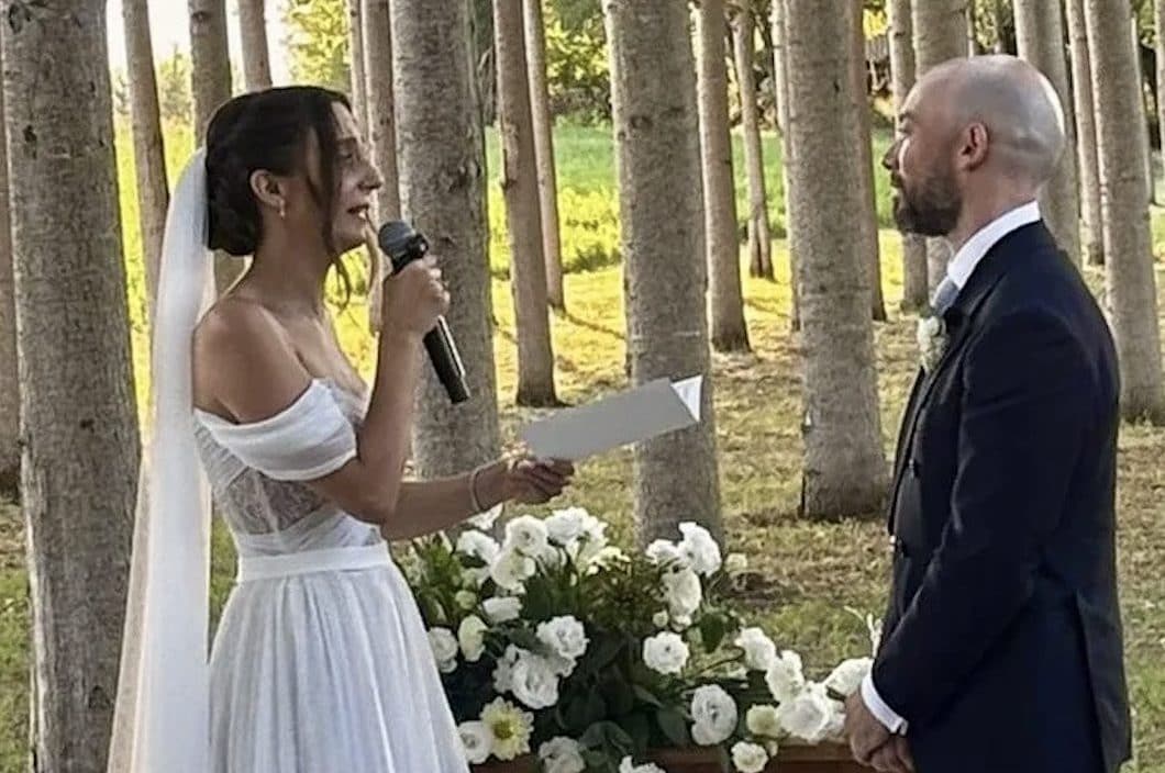 Aurora Leone e Simone Ruzzo dei The Jackal sposi, le foto del matrimonio: l'arrivo in Panda con la canzone Il Mondo