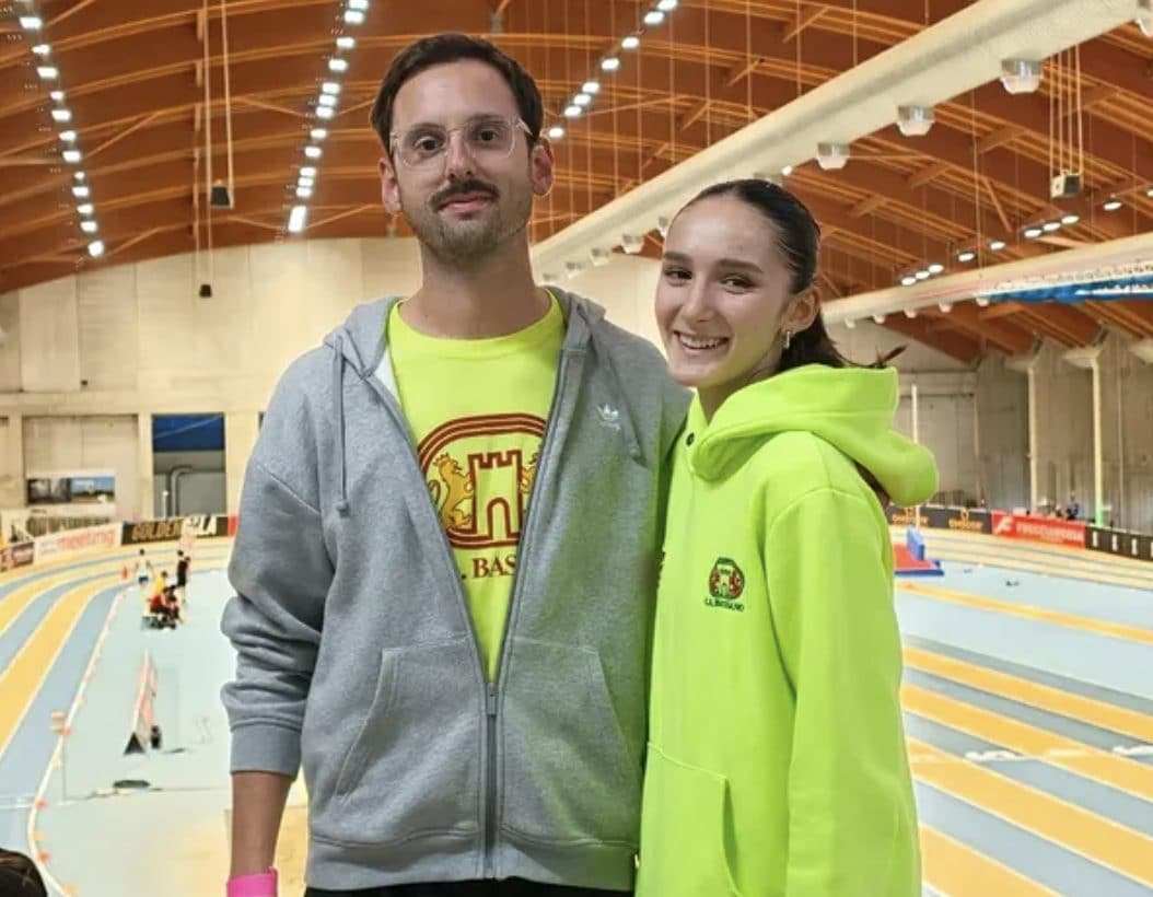 Spigarolo insieme a un’atleta mentre svolge il suo lavoro