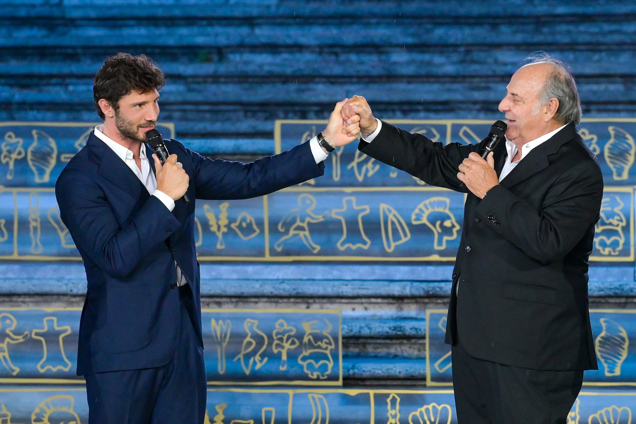 Stefano De Martino e Gerry Scotti si abbracciano sul palco, poi l’appello a Rai e Mediaset: “Fateci chiudere alle 21:30”