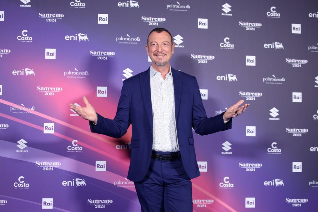 Amadeus verso la chiusura anticipata con Discovery, ma il rientro in Rai è più che lontano
