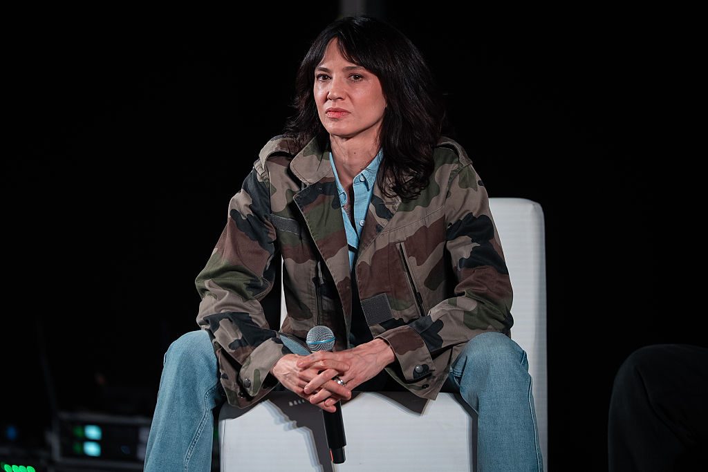 Asia Argento: "Stavo morendo, ma la mia malattia mi ha salvata. Dall'alcolismo non guarirò mai, è come il diabete"