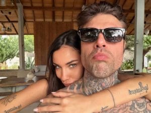 Fedez ha ritrovato la pace: in Sardegna con Giulia Honegger 