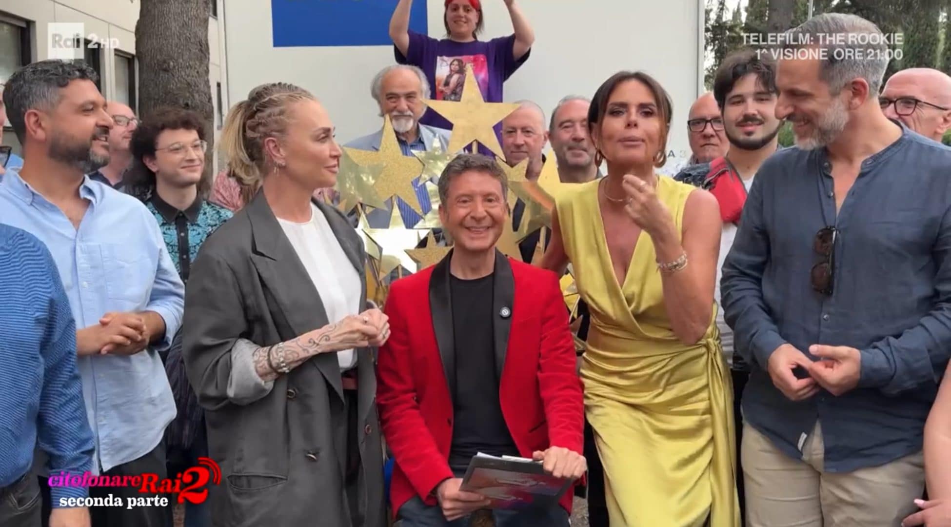 A Citofonare Rai2, i tecnici spengono le telecamere e costringono Perego e Barale a registrare in cortile