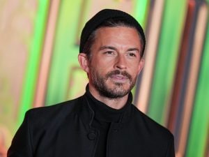 Jonathan Bailey e il coming out: “Mai avrei rinunciato a stare in pubblico col mio fidanzato, pur rischiando il lavoro”