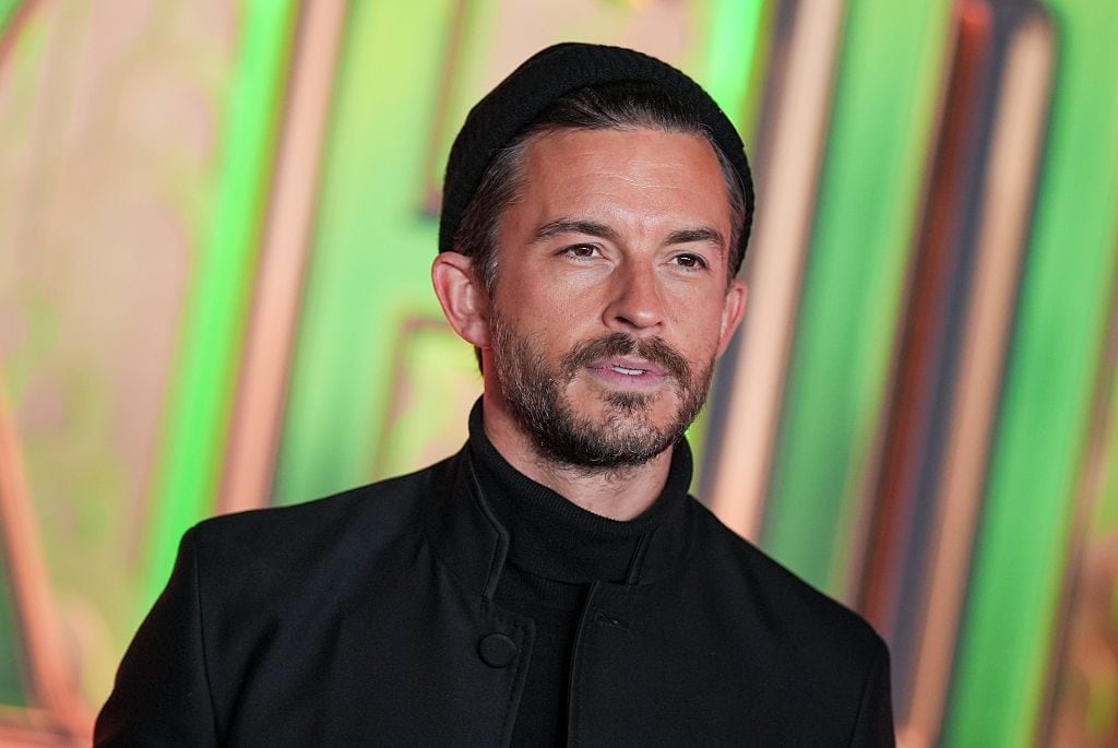 Jonathan Bailey e il coming out: "Mai avrei rinunciato a stare in pubblico col mio fidanzato, pur rischiando il lavoro"