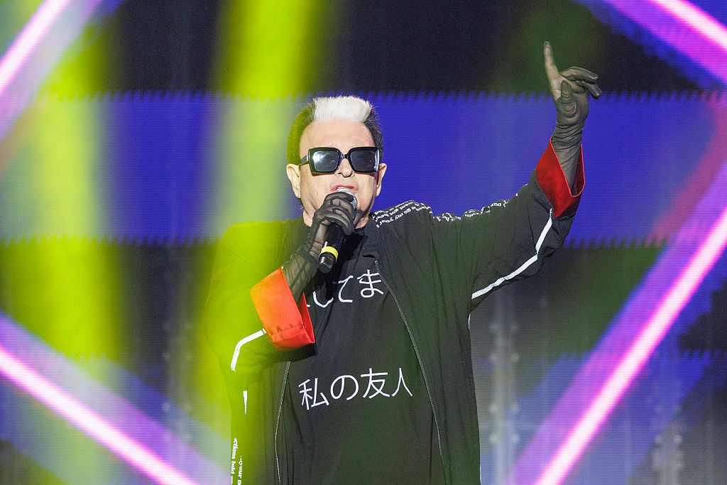 Cristiano Malgioglio al Tim Summer Hits rivela di essersi sposato, Carlo Conti: "Ma lui lo sa?"
