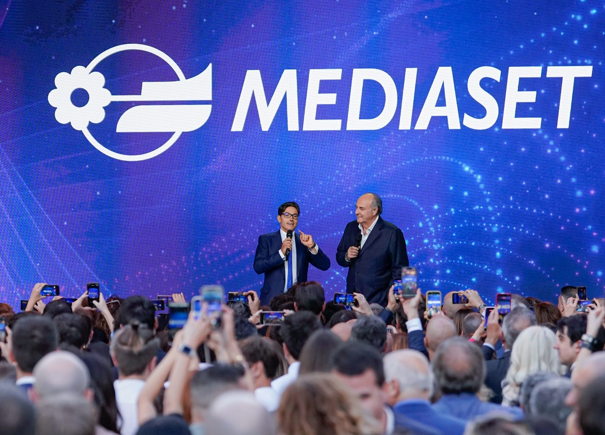 Pier Silvio Berlusconi sul palco con Gerry Scotti