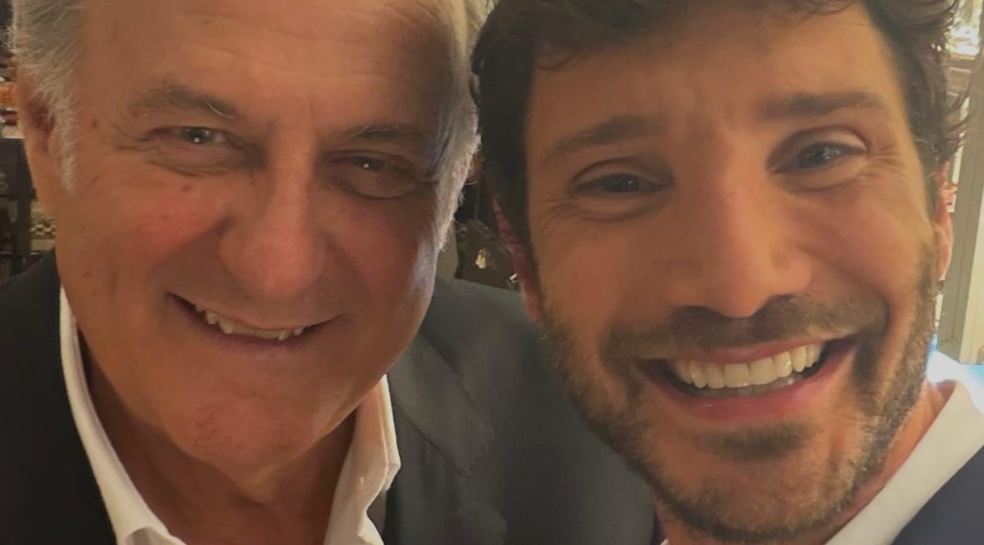 L’abbraccio sul palco tra Stefano De Martino e Gerry Scotti, poi l’appello: “Fateci chiudere alle 21:30”