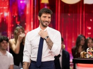 Stefano De Martino cambia le regole di Sanremo 2027: una serata per scegliere chi andrà all’Eurovision