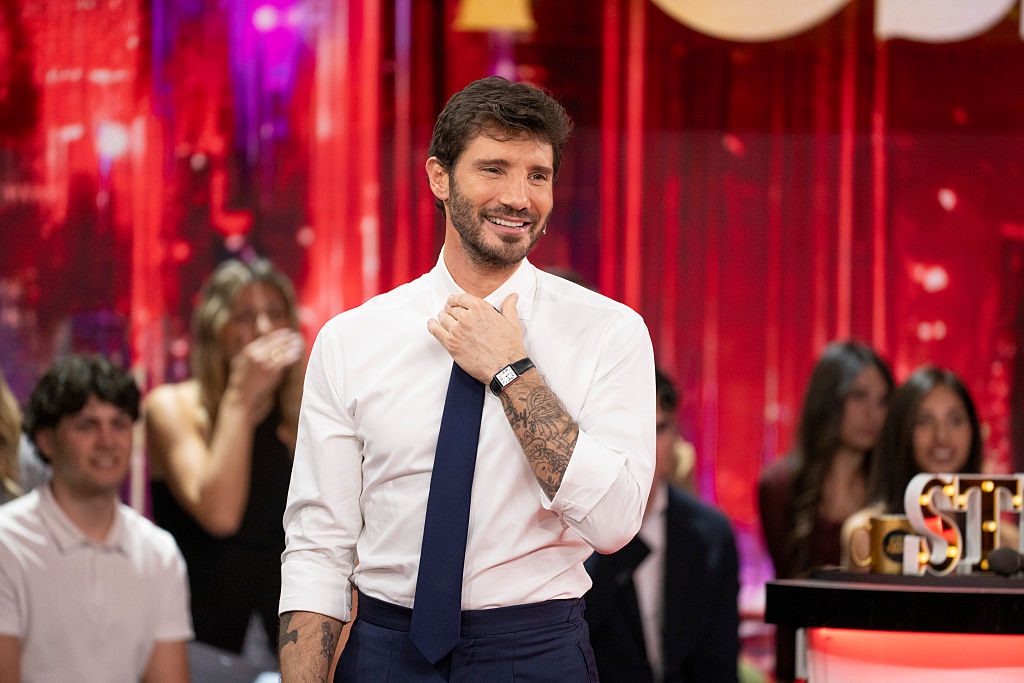 Stefano De Martino cambia le regole di Sanremo 2027: una serata per scegliere chi andrà all'Eurovision