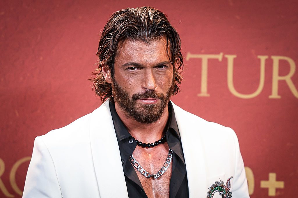 Can Yaman sbotta sui social dopo l'ennesima paparazzata: "O siete cretini voi, o pensate che la gente sia cretina"