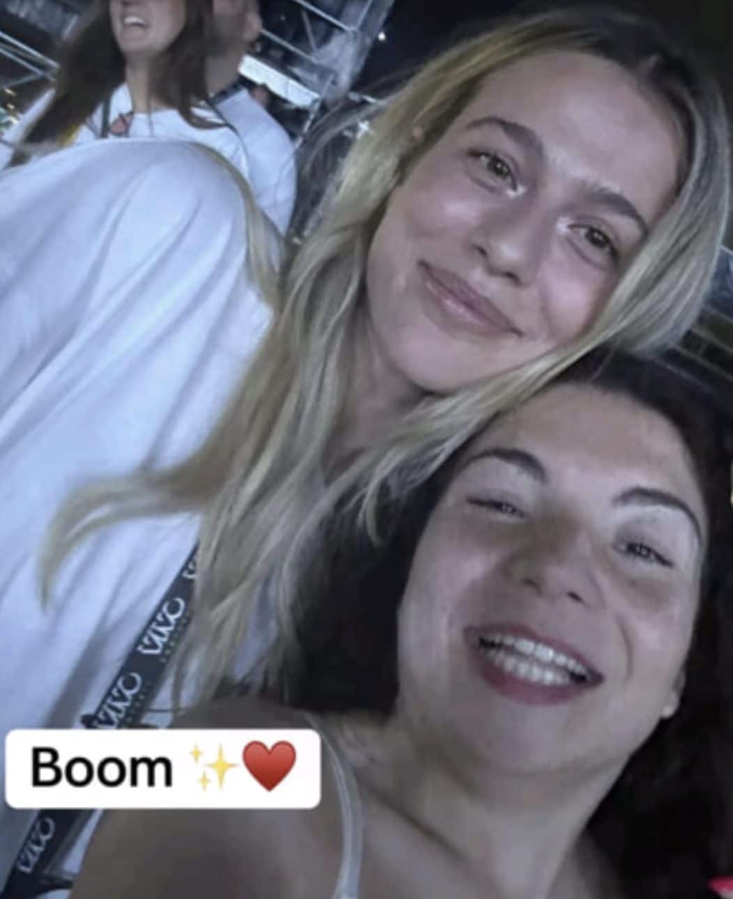 Jacqueline Luna Di Giacomo insieme a una fan al concerto di Ultimo