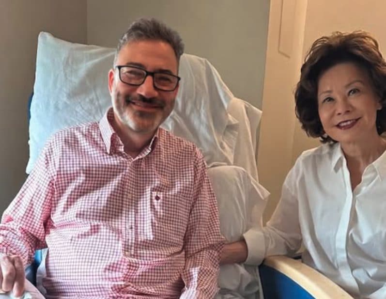 Jimmy Kimmel in ospedale, ma la foto che preoccupa i fan è creata con l'IA: la parodia del senatore McConnell