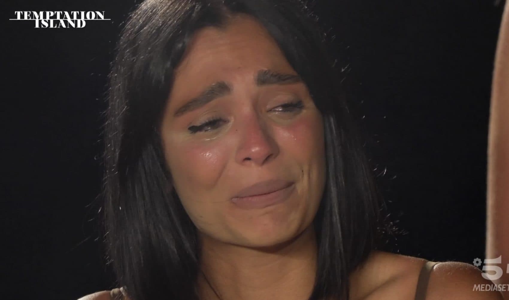 Danilo e Francesca in crisi dal primo falò, Filippo Bisciglia colpito dalle lacrime di lei: "Devi fare il tuo percorso"