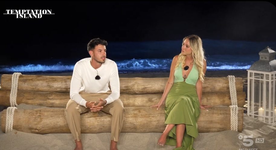 Cristian e Soraya escono separati, al falò si parla più di soldi e famiglia che di amore: "Fidanzati con mio padre"