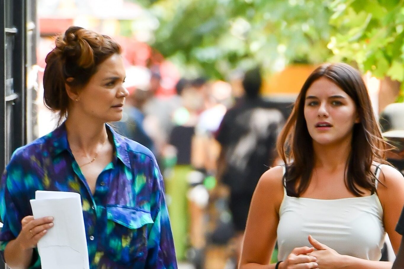 Suri Cruise sceglie la madre: come i figli di Brad Pitt e Angelina Jolie, rinuncia al cognome del padre