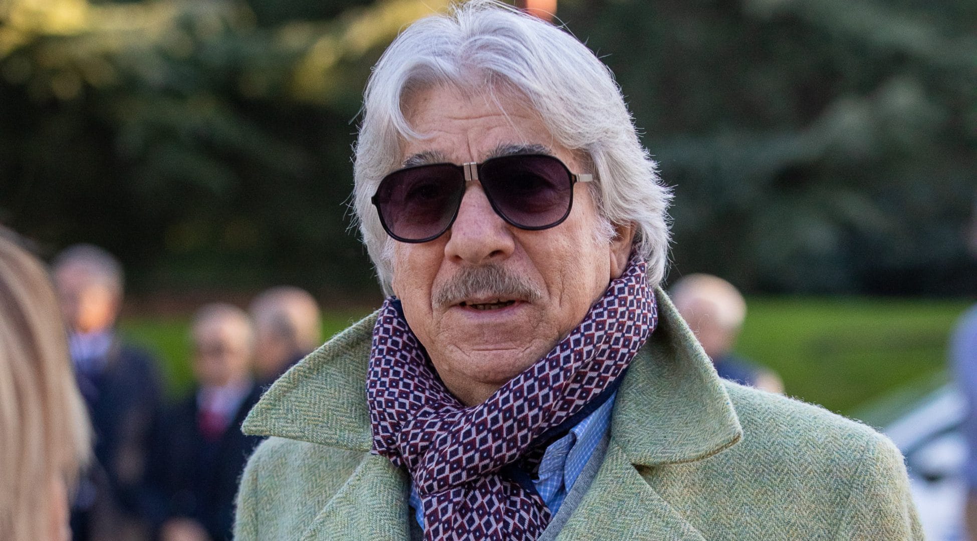 Marco Columbro racconta un incontro con gli UFO: “Li abbiamo visti in 200, c’era un globo lattiginoso sopra di noi”