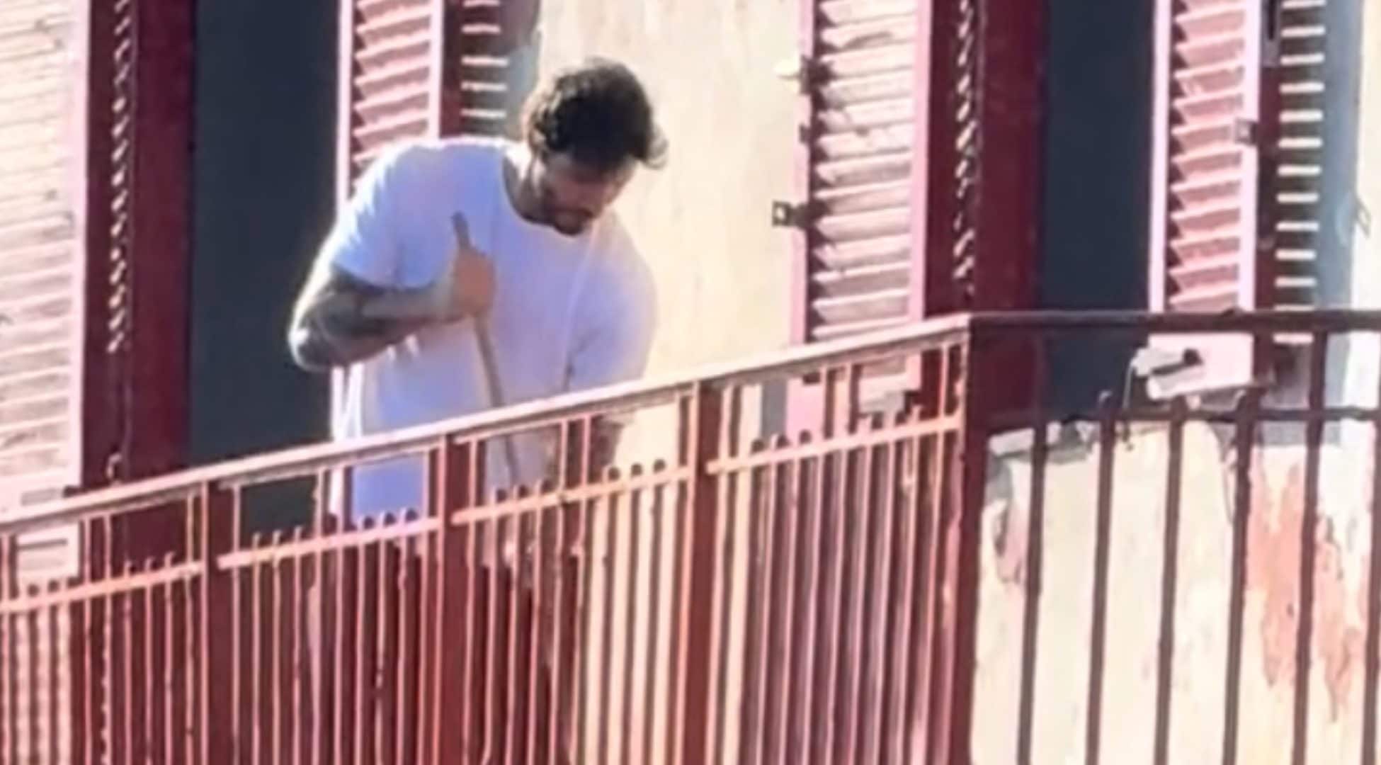 Stefano De Martino spazza il balcone di casa sua a Napoli: "Sembra uno spot"