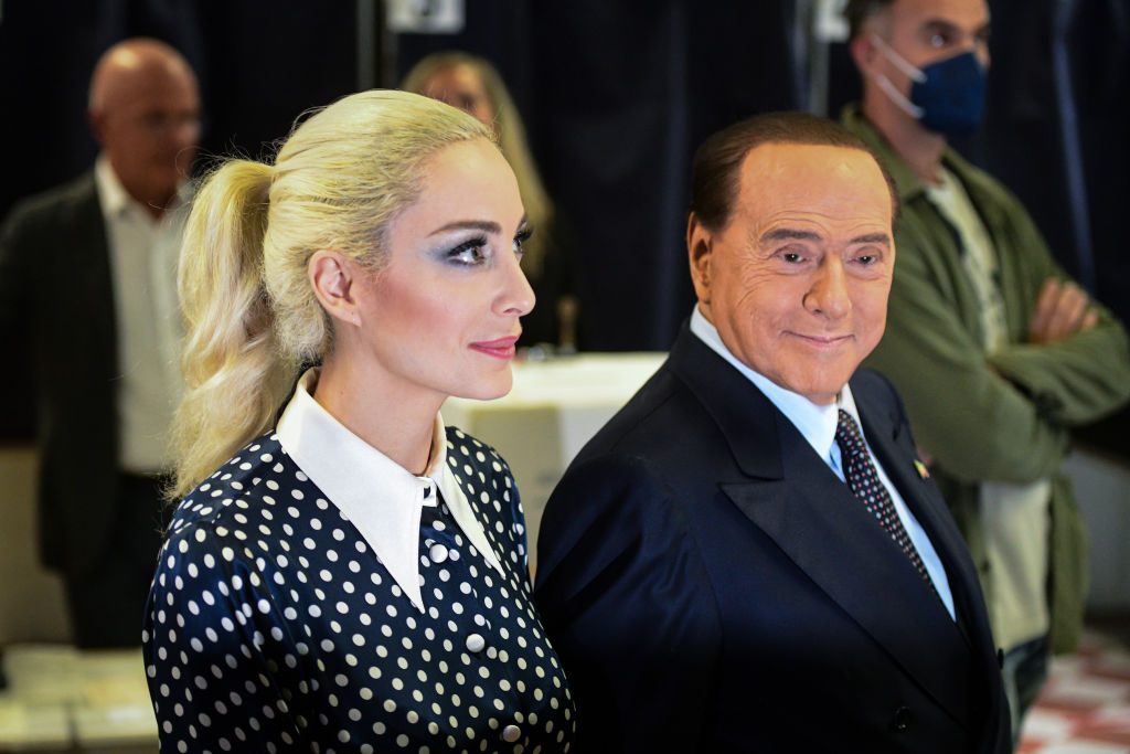 Marta Fascina, ultima compagna di Silvio Berlusconi, si è fatta tatuare una loro foto insieme sull'avambraccio
