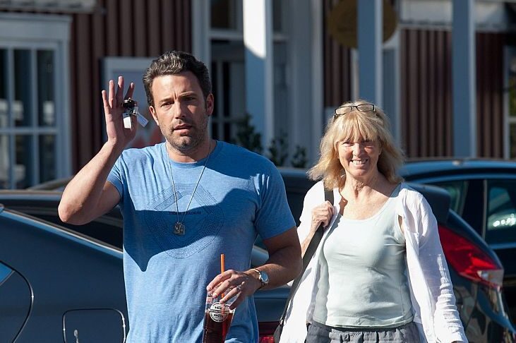 È morta Chris Anne Affleck a 83 anni, madre degli attori Ben e Casey: aveva un tumore al pancreas