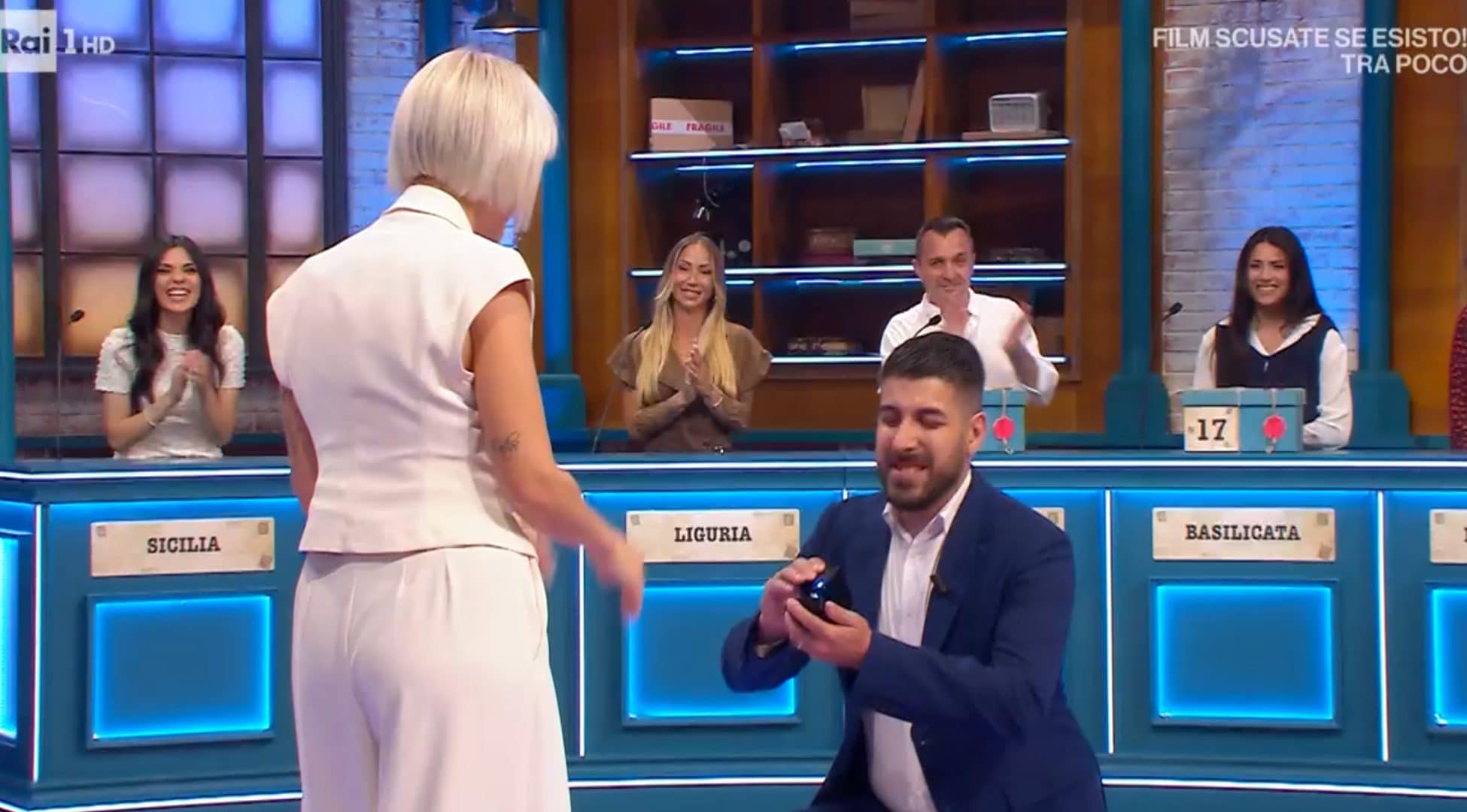 Mario chiede a Marta di sposarlo ad Affari Tuoi: lei accetta la proposta e l’offerta del dottore ma perde 50mila euro