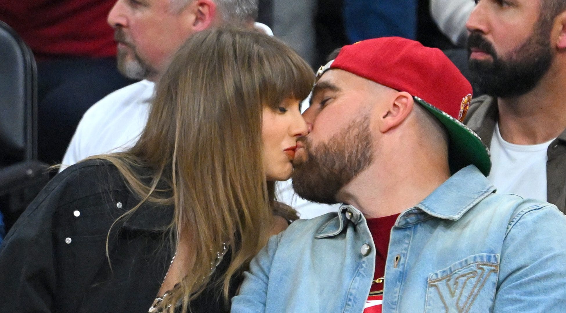 È stato Adam Sandler a sposare Taylor Swift e Travis Kelce: decine di star al matrimonio, assente Blake Lively
