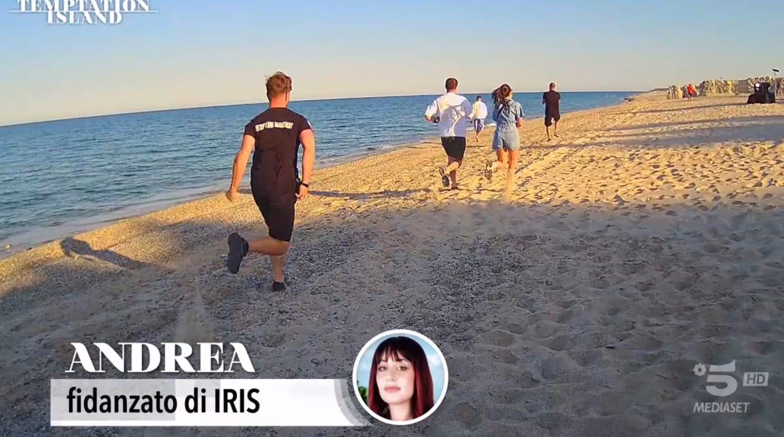 Temptation Island in diretta su Canale 5 e Witty tv: Andrea scappa nel villaggio di Iris, poi le chiede il falò