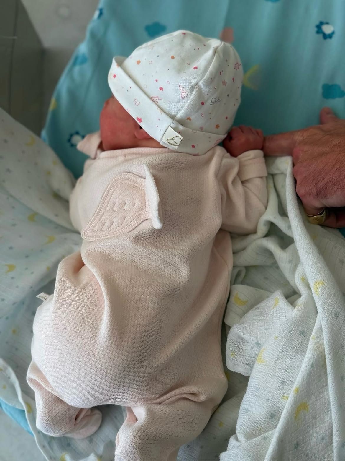 La prima foto della neonata pubblicata da Eugenie di York