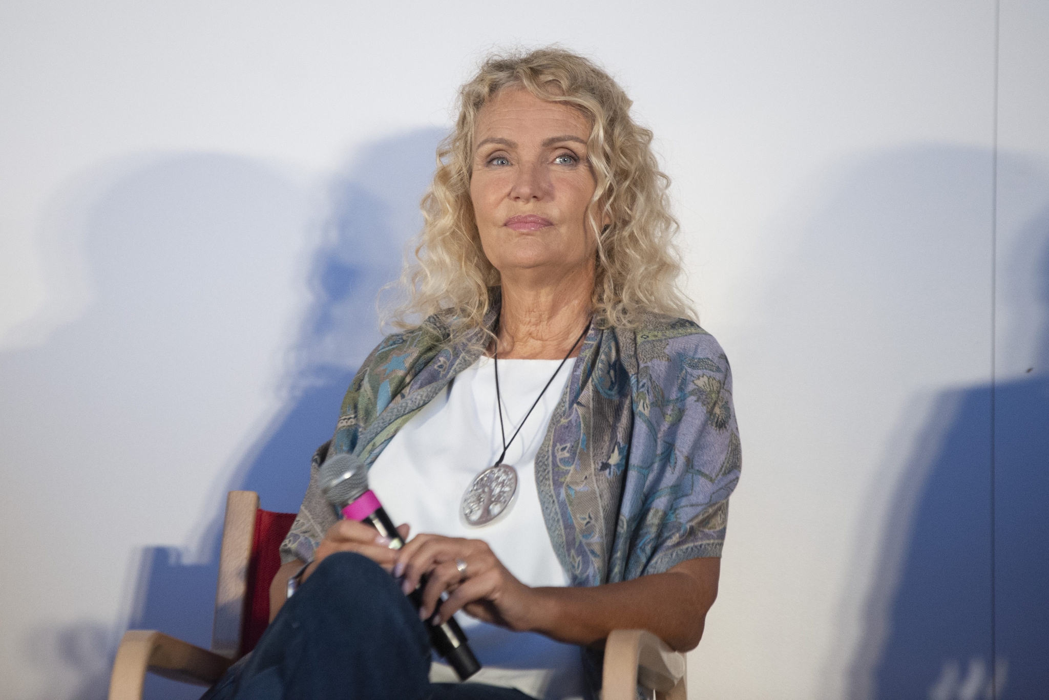 Licia Colò denuncia gli insulti ricevuti: "Mi dicono 'sei vecchia, vai in pensione'. L'età usata come offesa"