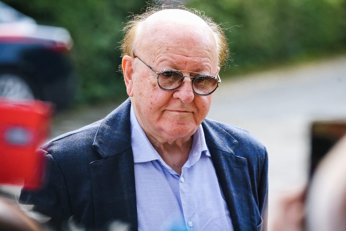 Massimo Boldi cade e batte la testa a Forte dei Marmi: ricoverato per accertamenti