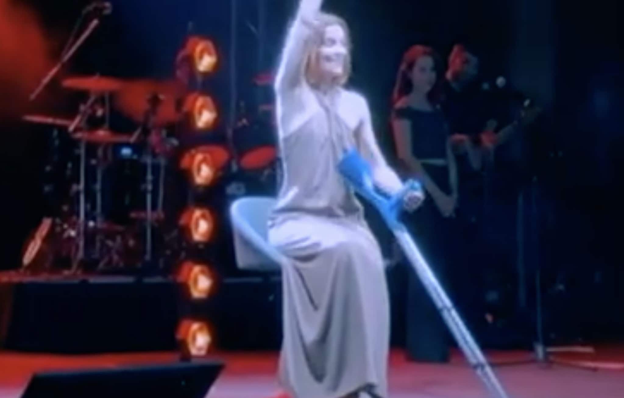 Noemi torna sul palco con le stampelle: "La musica fa sentire più forti"