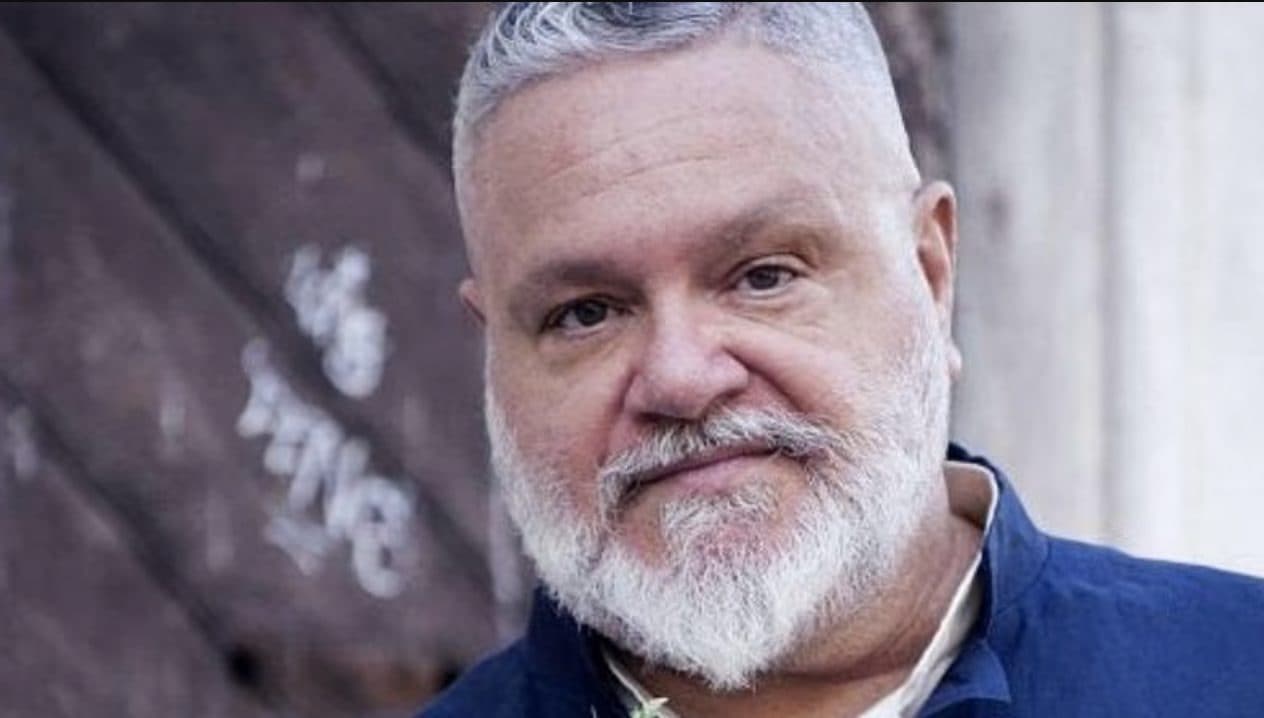 Morto Fabio Grossi a 68 anni: dalla commedia anni Ottanta al teatro con Leo Gullotta, di cui era compagno