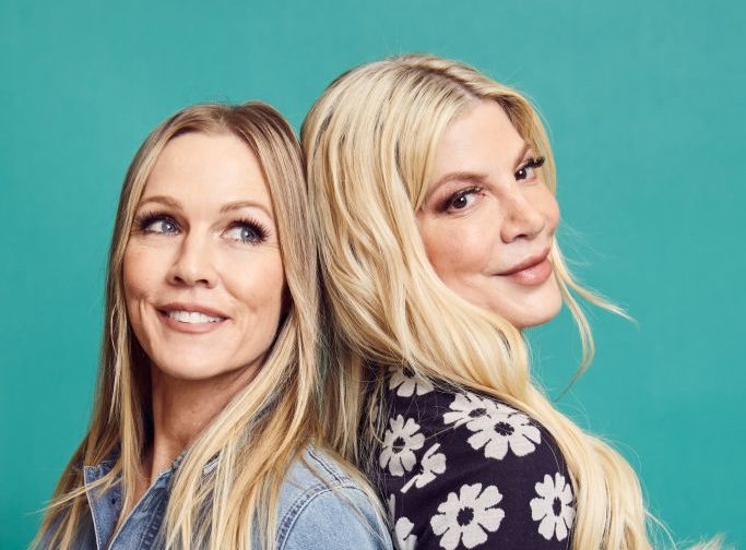 Beverly Hills 90210, Tori Spelling lascia il podcast con Jennie Garth: rumor di rottura tra le due