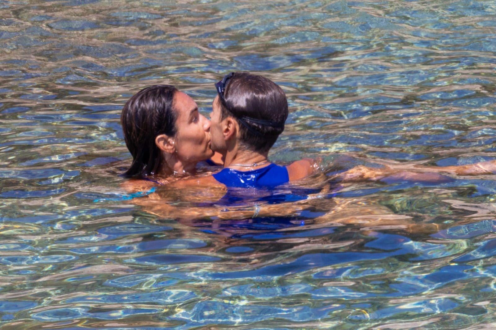 Le vacanze di Pier Silvio Berlusconi e Silvia Toffanin in Corsica: baci e sup prima della nuova stagione tv